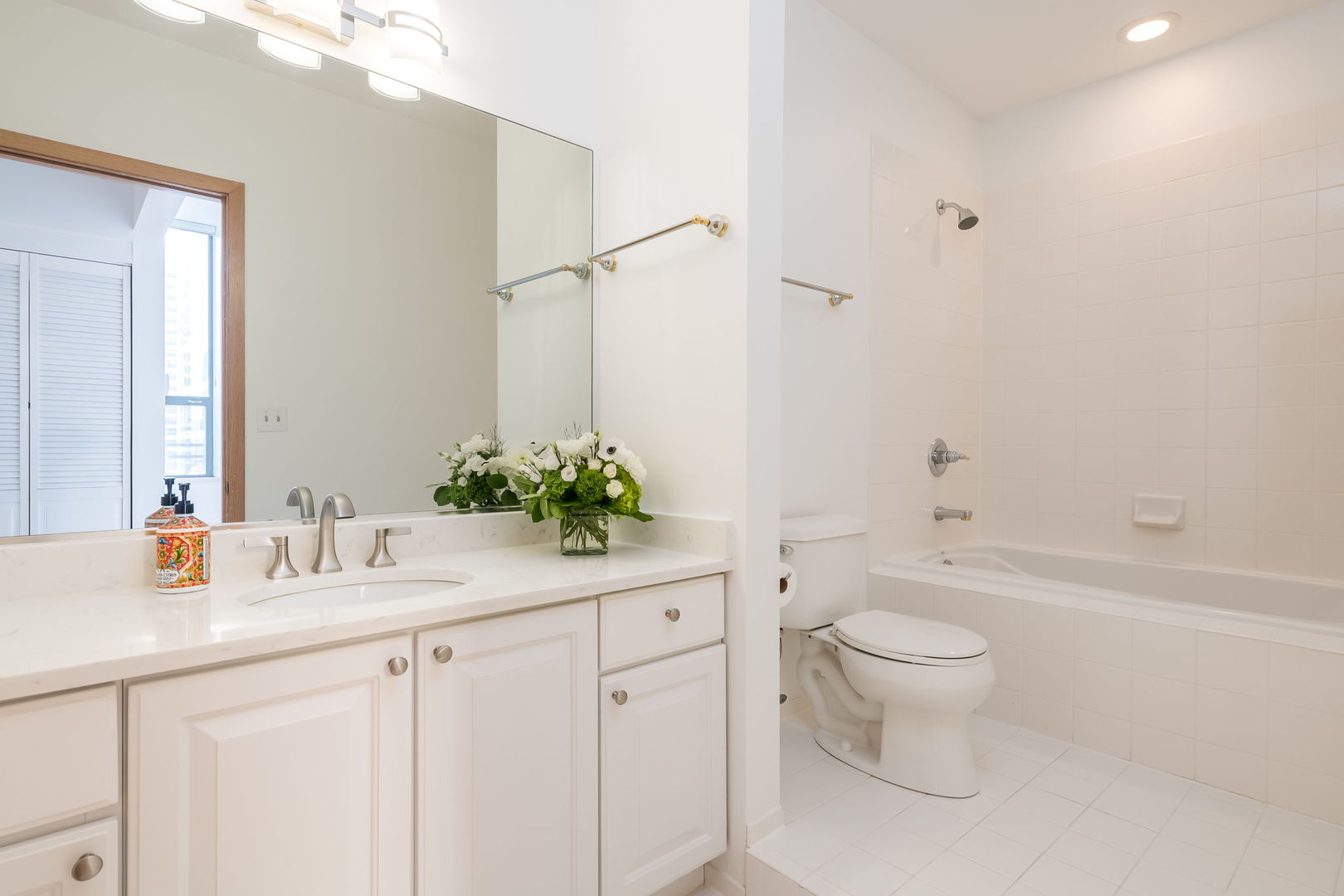 910 South Michigan Avenue, Unit 1908 Chicago, IL 60605 - Photo 18 of 29 a bathroom with a sink a toilet and a bathtub