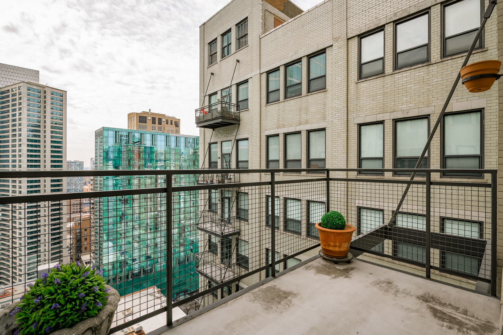 910 South Michigan Avenue, Unit 1908 Chicago, IL 60605 - Photo 10 of 29 a view of a building with sitting area