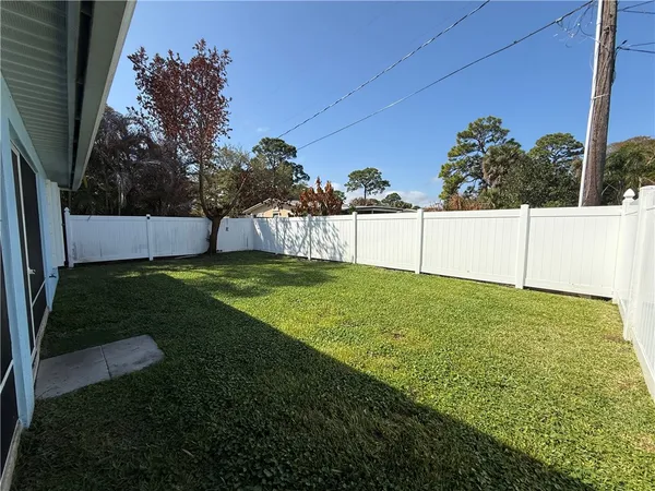 $2,000 | 855 6th Avenue, Vero Beach, FL 32960