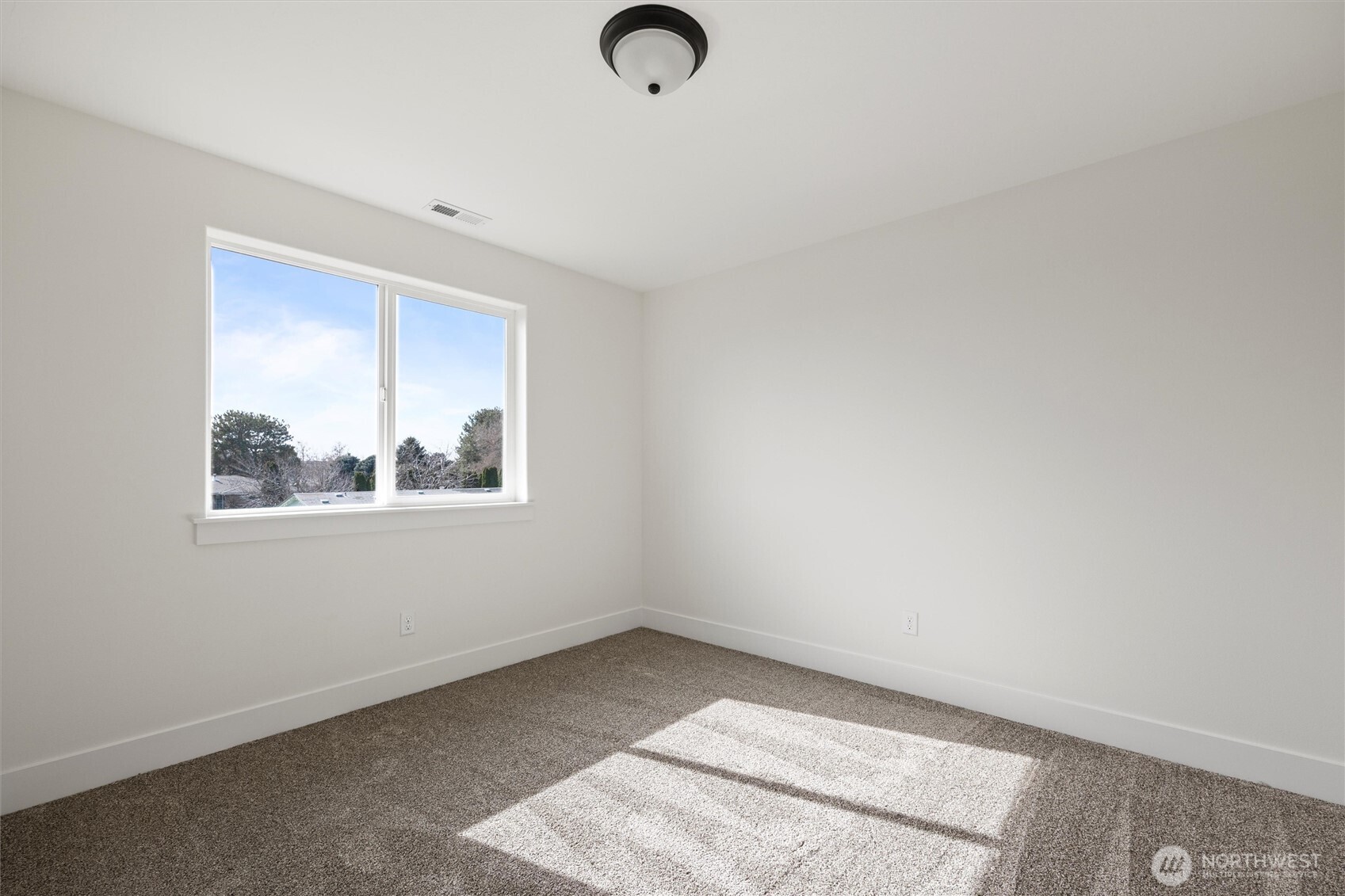 653 East Franklin Street Connell, WA 99326 - Photo 16 of 26 an empty room with windows