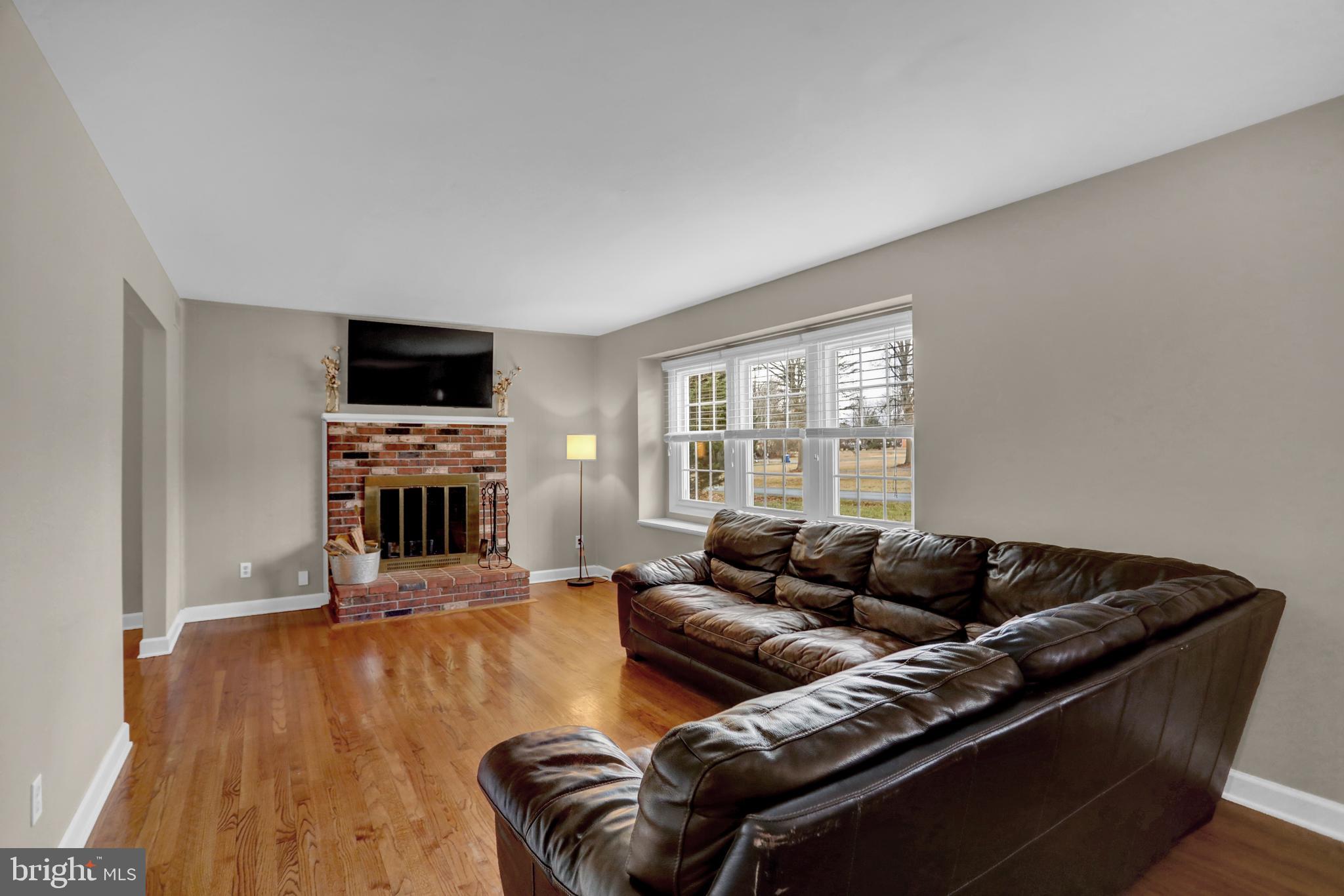 3305 Dublin Manor Road Street, MD 21154 - Photo 6 of 43 Living room