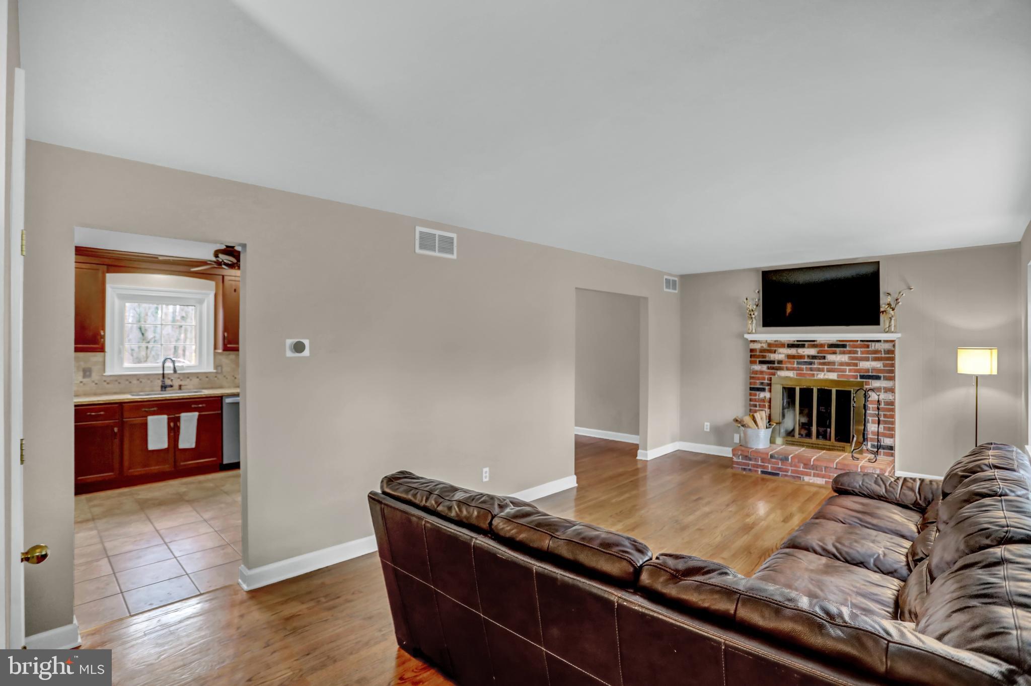 3305 Dublin Manor Road Street, MD 21154 - Photo 7 of 43 Living room