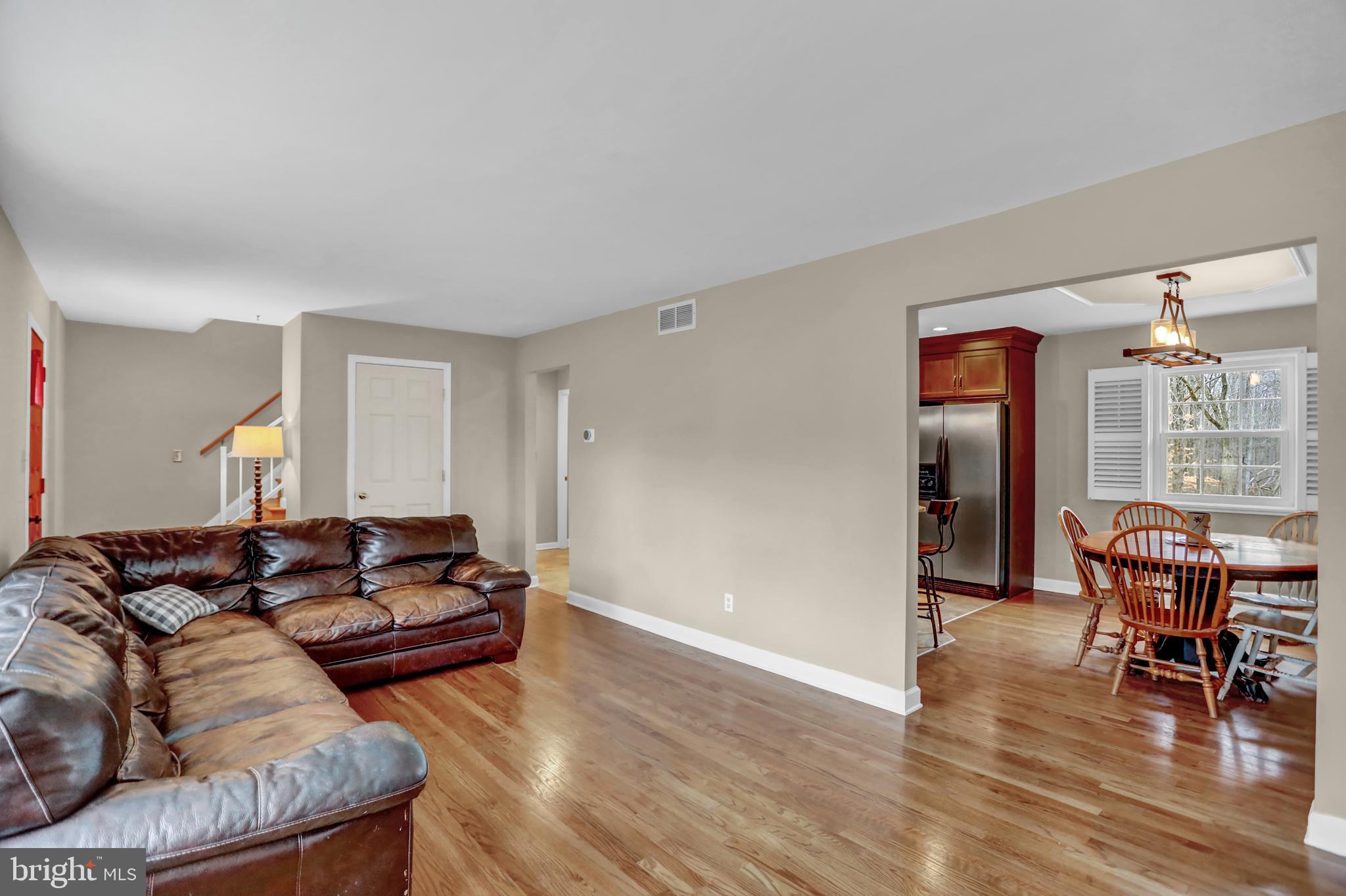 3305 Dublin Manor Road Street, MD 21154 - Photo 9 of 43 Living room