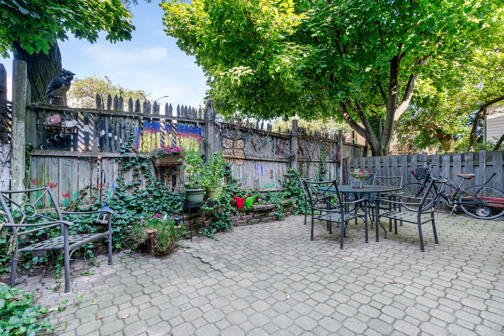 5474 South Ridgewood Court Chicago, IL 60615 - Photo 14 of 14 a view of a chairs and table in a backyard