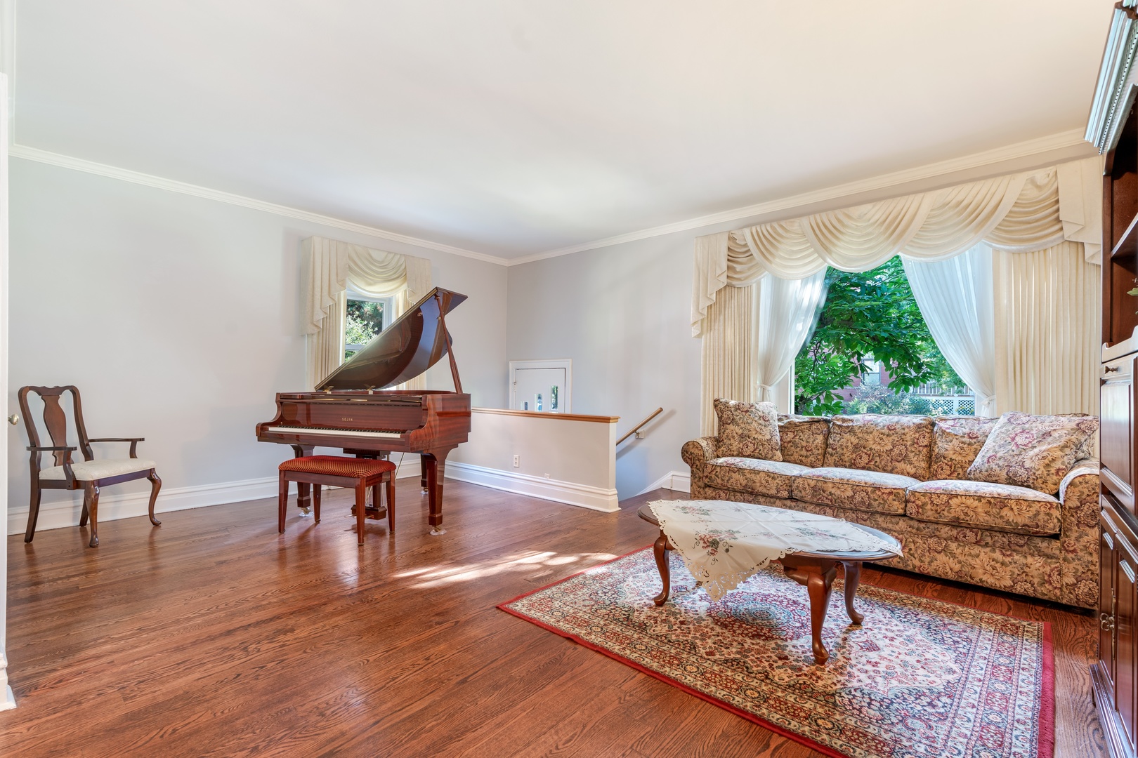 5474 South Ridgewood Court Chicago, IL 60615 - Photo 3 of 14 a living room with furniture and a window