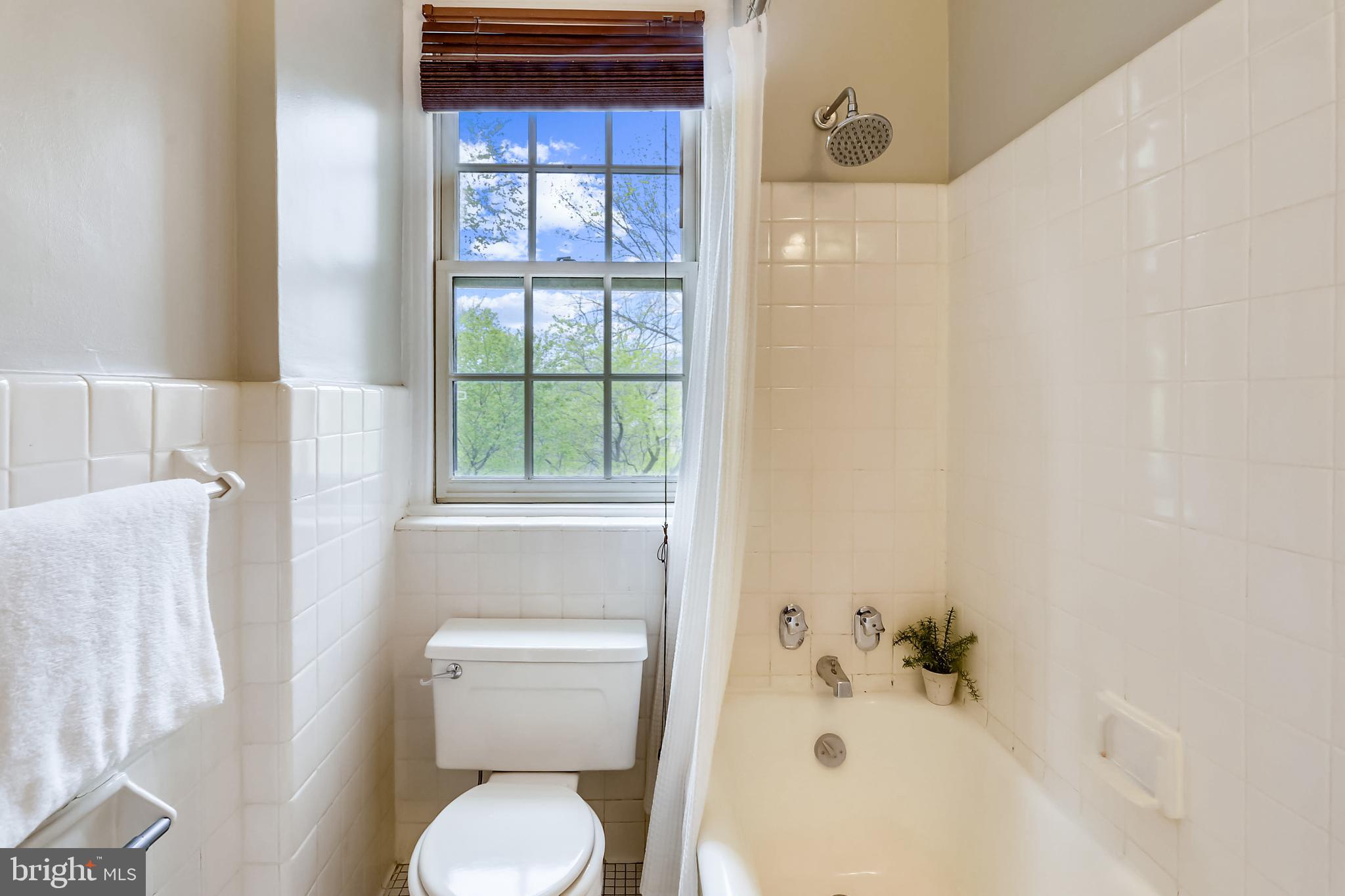 2032 Belmont Road Northwest, Unit 414 Washington, DC 20009 - Photo 20 of 31 Full bath