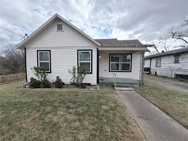 a view of a house with a yard and garage