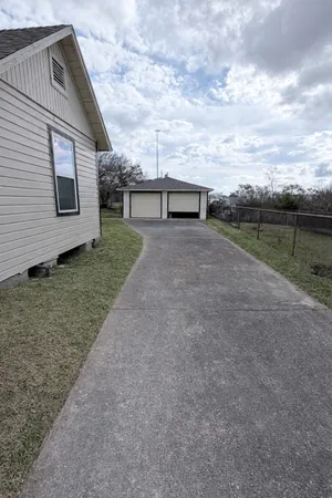 a view of a backyard
