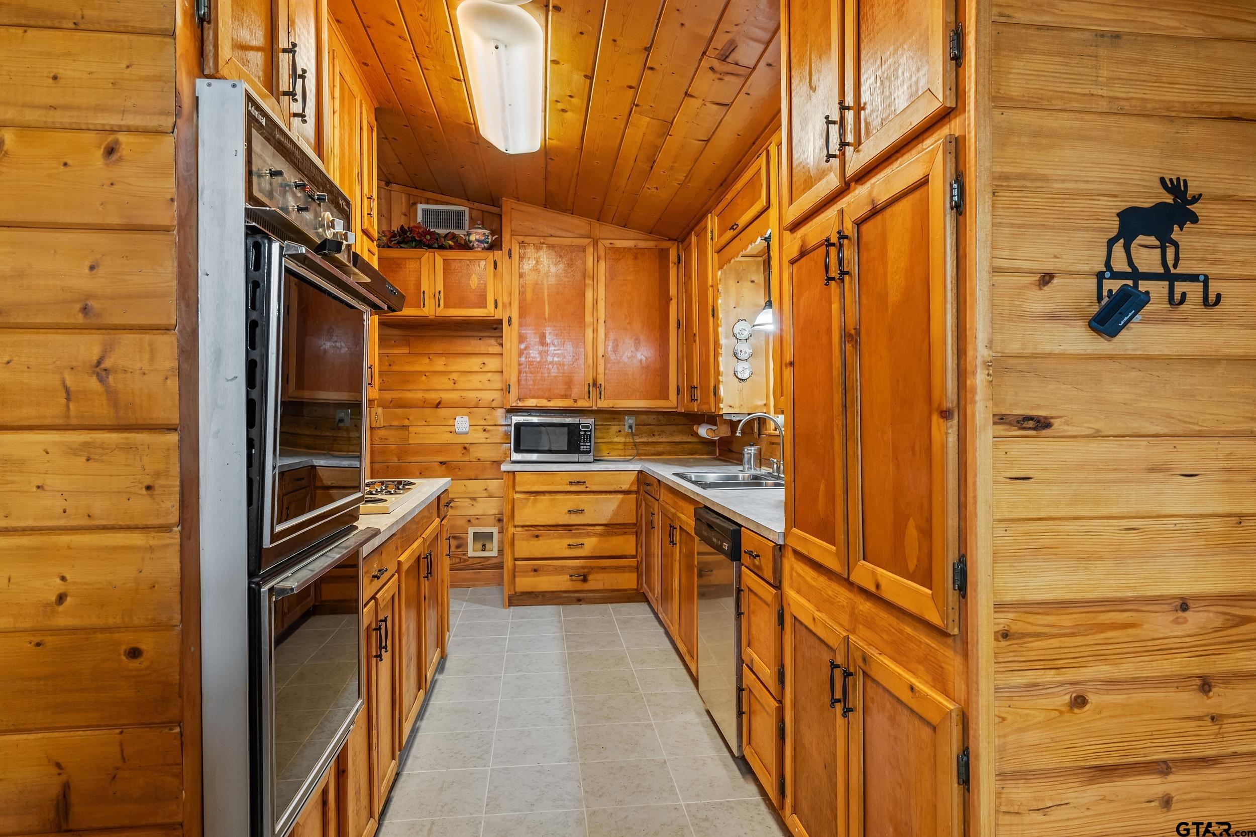 325 Laurel Lane Holly Lake Ranch, TX 75765 - Photo 8 of 34 a view of a walk in closet