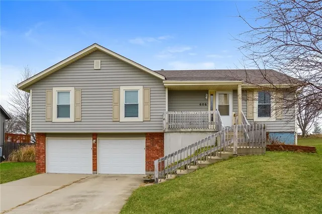 $2,120 | 606 South Sunset Lane, Raymore, MO 64083
