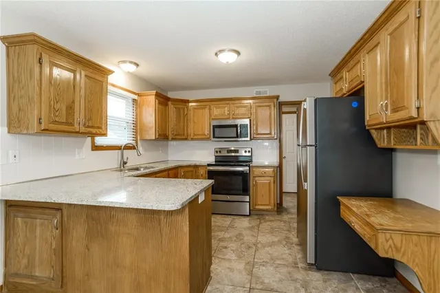 $2,120 | 606 South Sunset Lane, Raymore, MO 64083