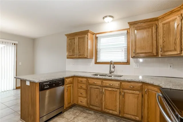 $2,120 | 606 South Sunset Lane, Raymore, MO 64083