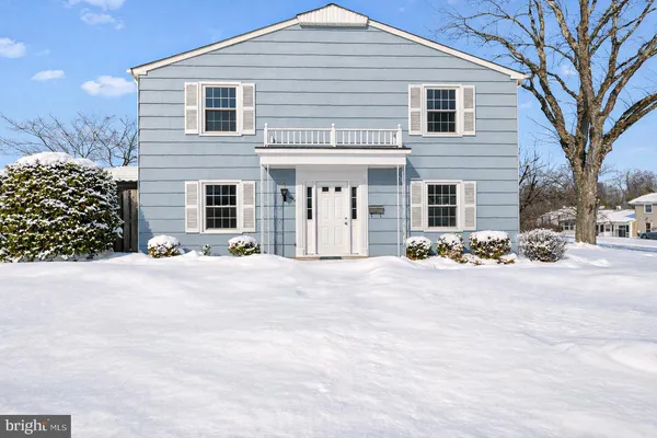 a view of a house with a yard and garage