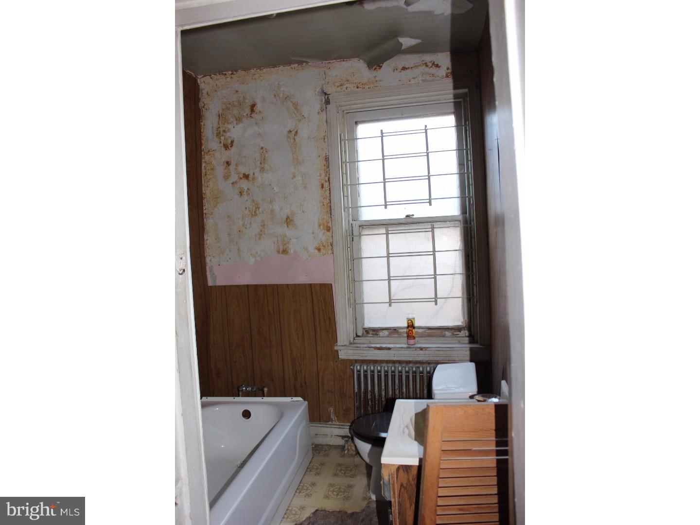 1717 Tasker Street Philadelphia, PA 19145 - Photo 20 of 25 Bathroom