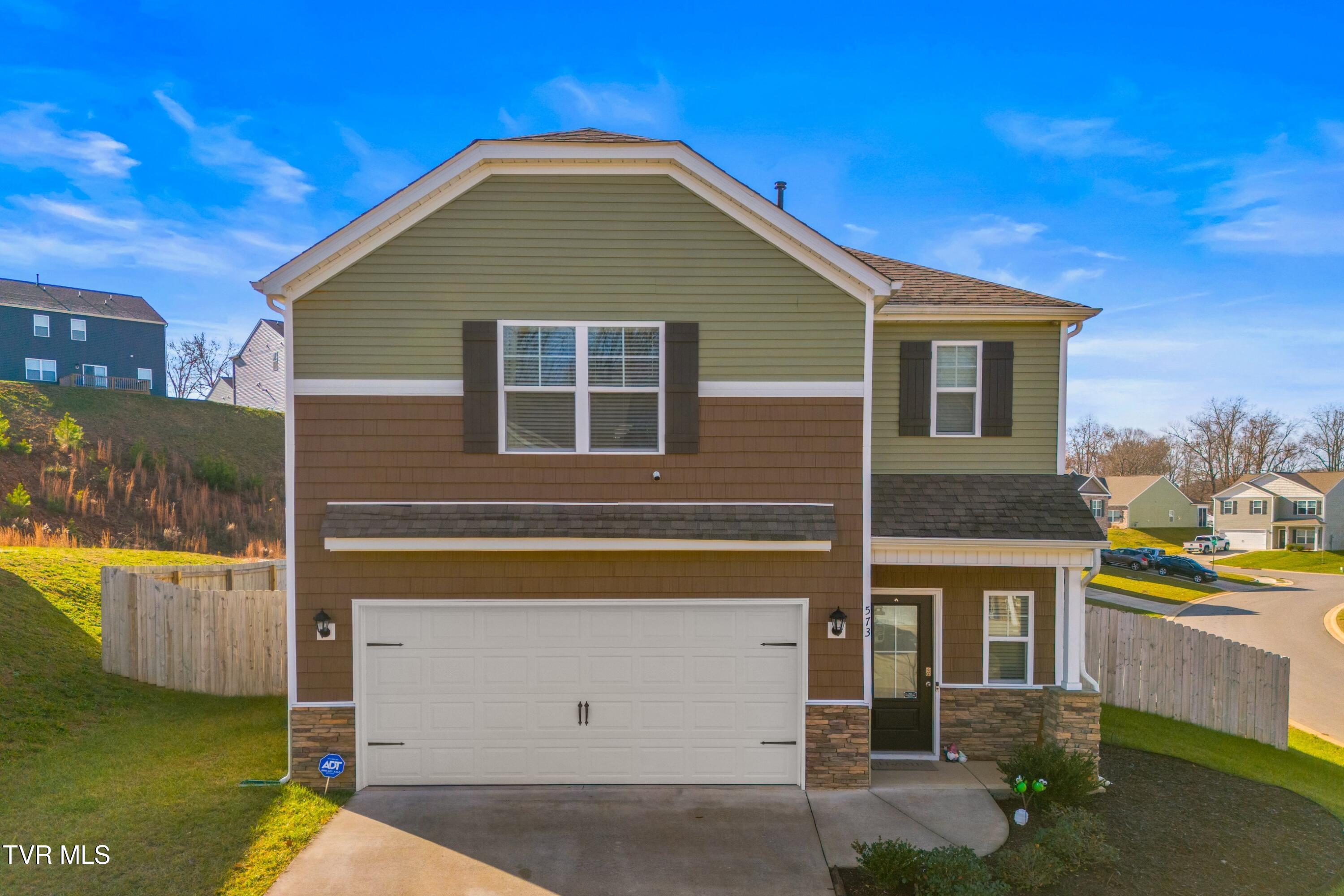 573 Cliff Street Morristown, TN 37814 - Photo 2 of 32 002-573CliffStreet-Morristown-TN-37814-S