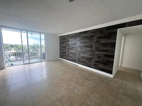 $1,800 | 2000 Northeast 135th Street, Unit 406, North Miami, FL 33181