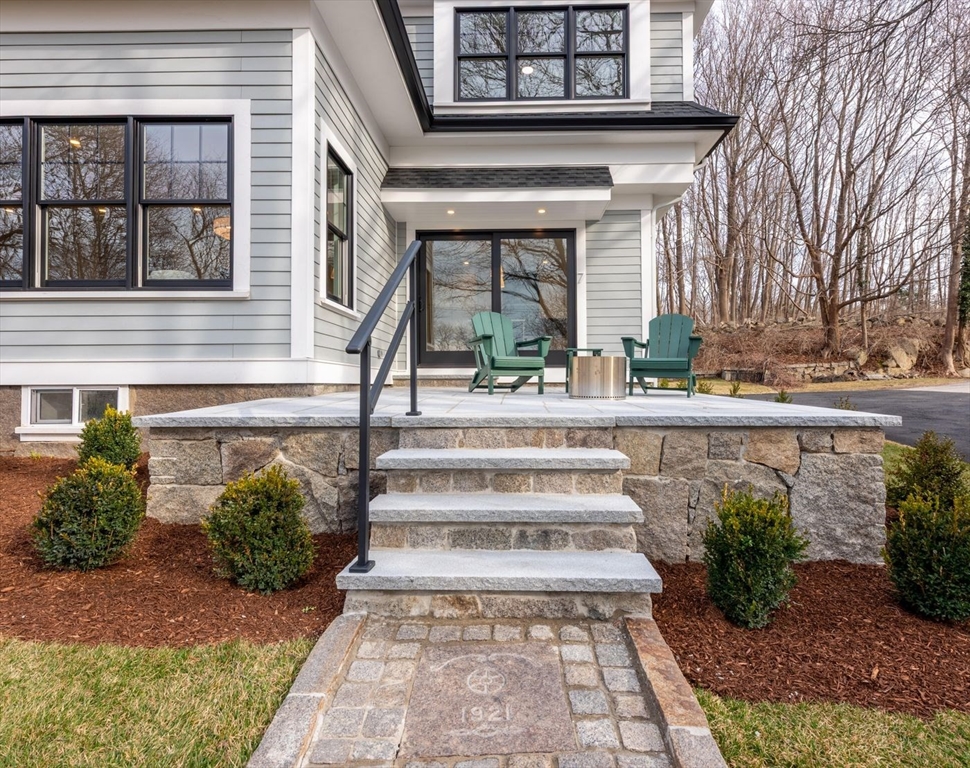 7 Colburn Street Gloucester, MA 01930 - Photo 4 of 39
