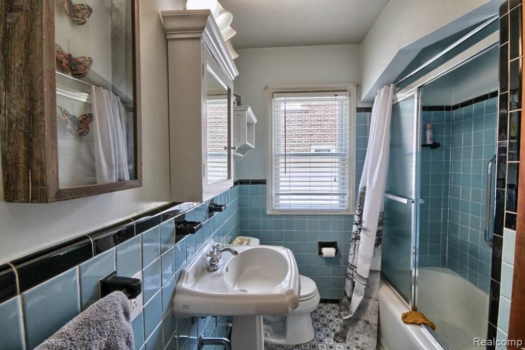 1739 Croft Road Birmingham, MI 48009 - Photo 14 of 20 Bathroom.jpg
