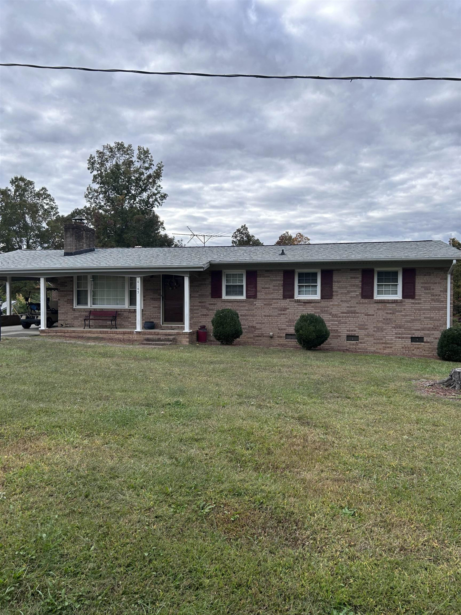 a view of a house with a backyard
