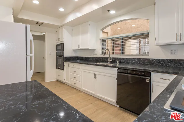 $6,350 | 410 South Barrington Avenue, Unit 205, Los Angeles, CA 90049