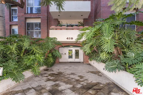 a view of a front of house with a yard