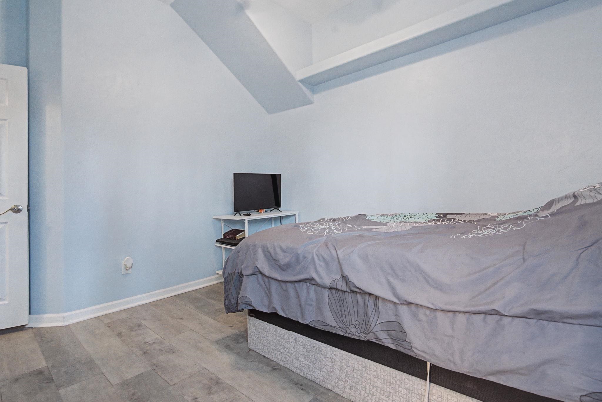 3055 E Road Grand Junction, CO 81504 - Photo 13 of 32 a bed sitting in a bedroom next to a small yard