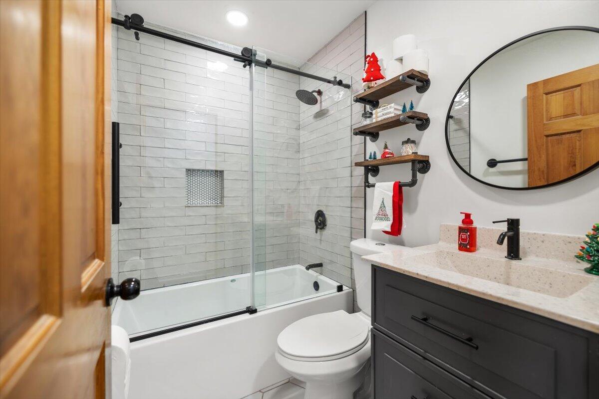 5540 London Groveport Road Orient, OH 43146 - Photo 13 of 34 15-BAthroom-5540 London Groveport Rd-011