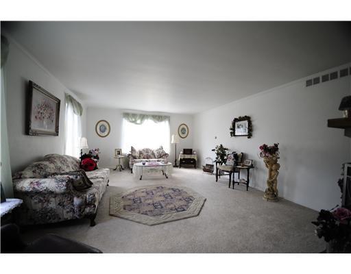 2048 Murdstone Road Upper St. Clair, PA 15241 - Photo 3 of 18 Living Room.