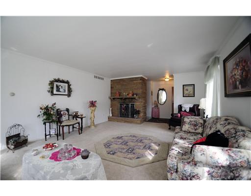 2048 Murdstone Road Upper St. Clair, PA 15241 - Photo 4 of 18 Living Room.