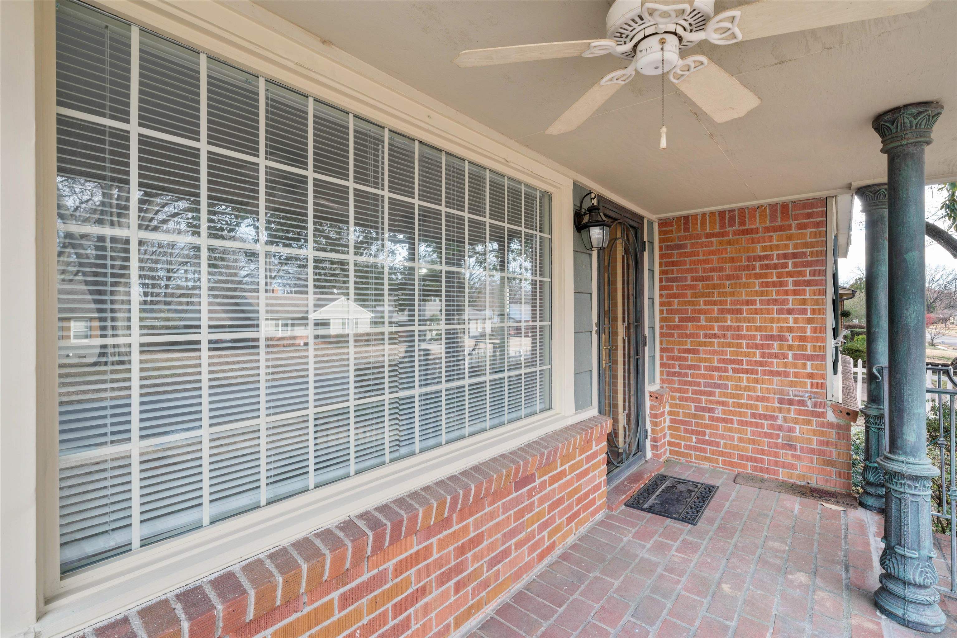 4863 Amboy Road Memphis, TN 38117 - Photo 2 of 26 a view of an empty room with a window