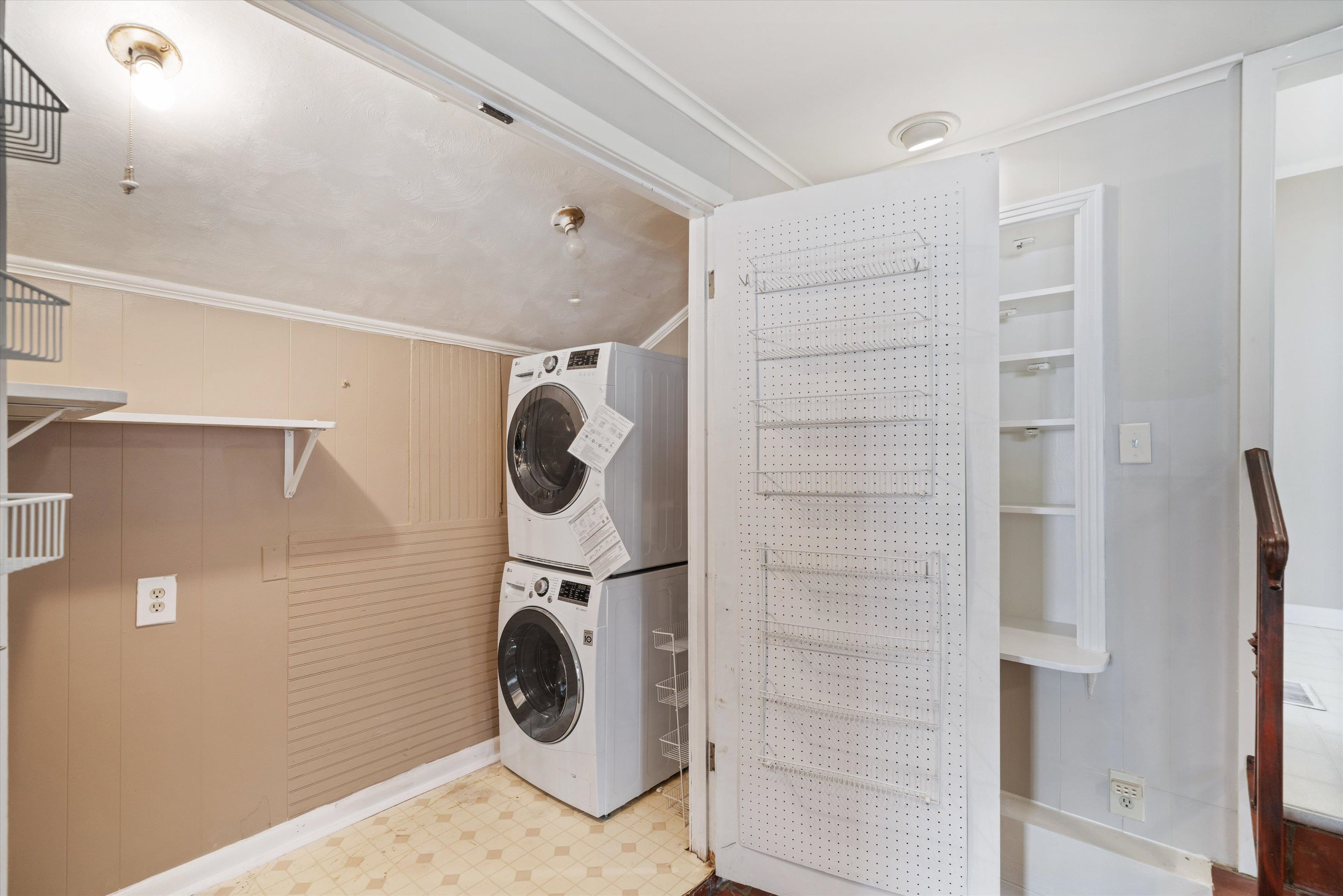 4863 Amboy Road Memphis, TN 38117 - Photo 21 of 26 a utility room with dryer and washer