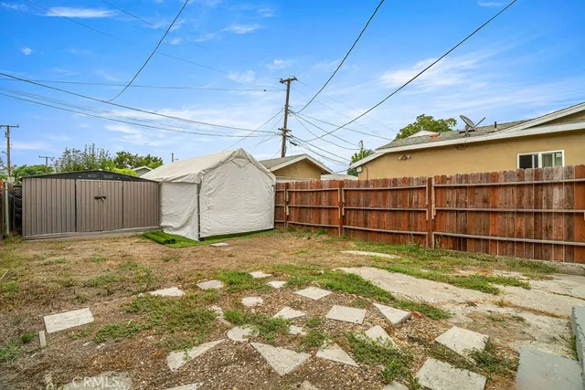 a view of a backyard
