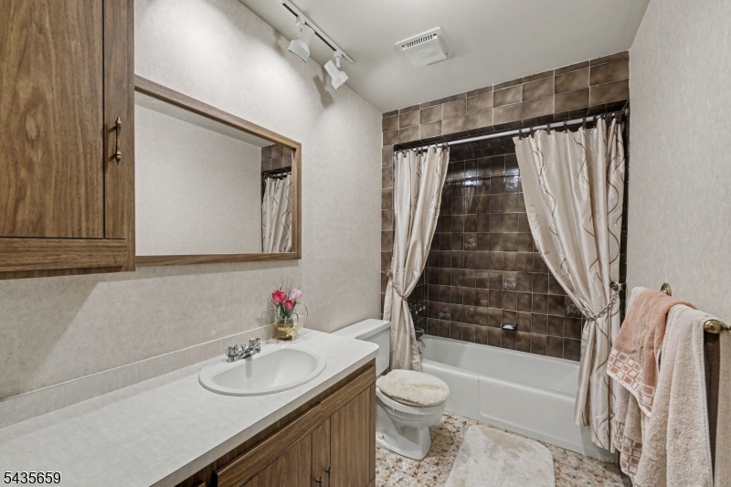 68 Yellow Brick Road Wayne, NJ 07470 - Photo 13 of 27