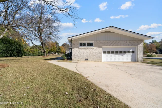 $439,500 | 4401 Country Club Drive North, Wilson, NC 27896