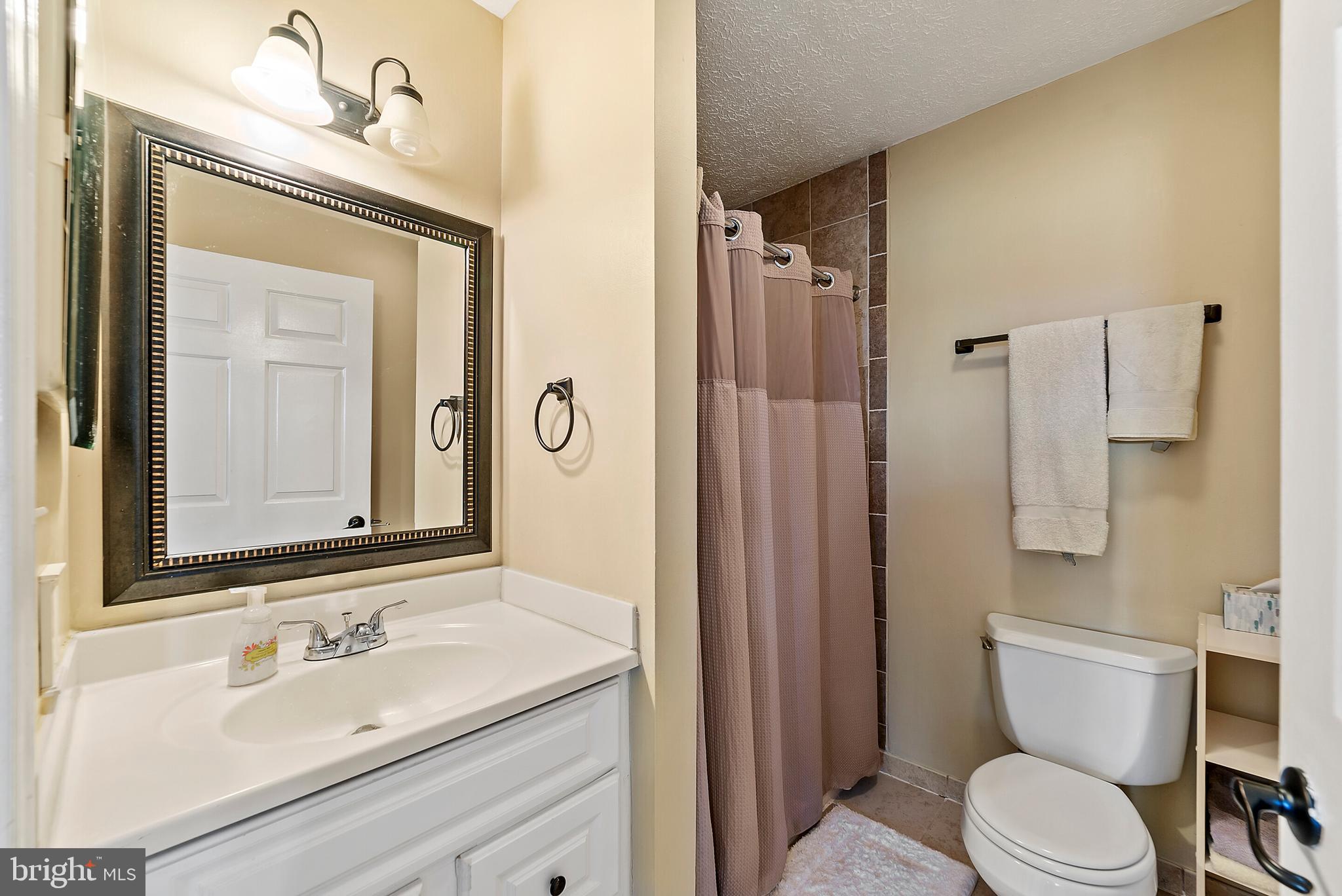 7680 Opal Road Warrenton, VA 20186 - Photo 11 of 19 Main floor full bath