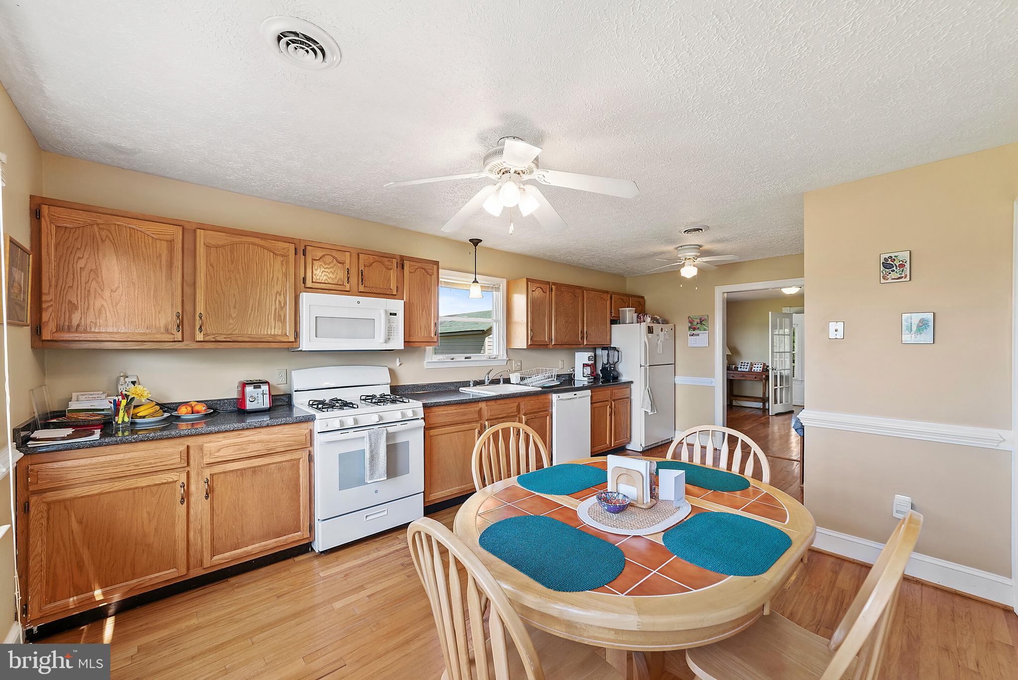 7680 Opal Road Warrenton, VA 20186 - Photo 8 of 19 Spacious eat-in kitchen
