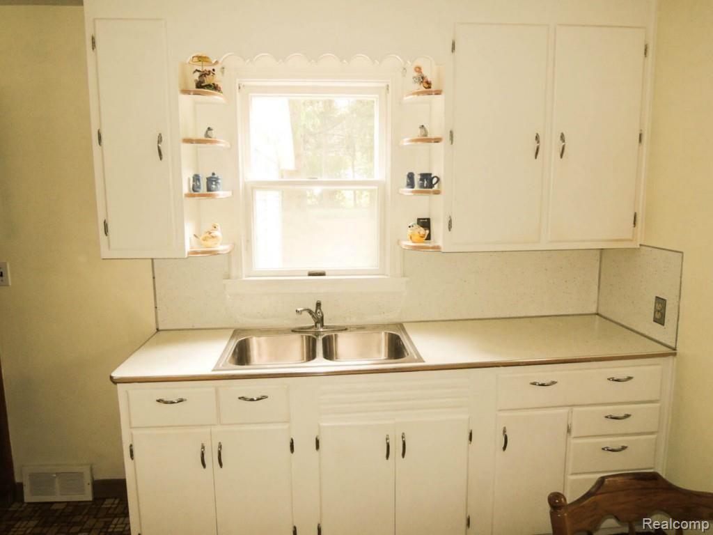 4296 Marcus Road Waterford, MI 48329 - Photo 15 of 42 Kitchen4-2.jpg