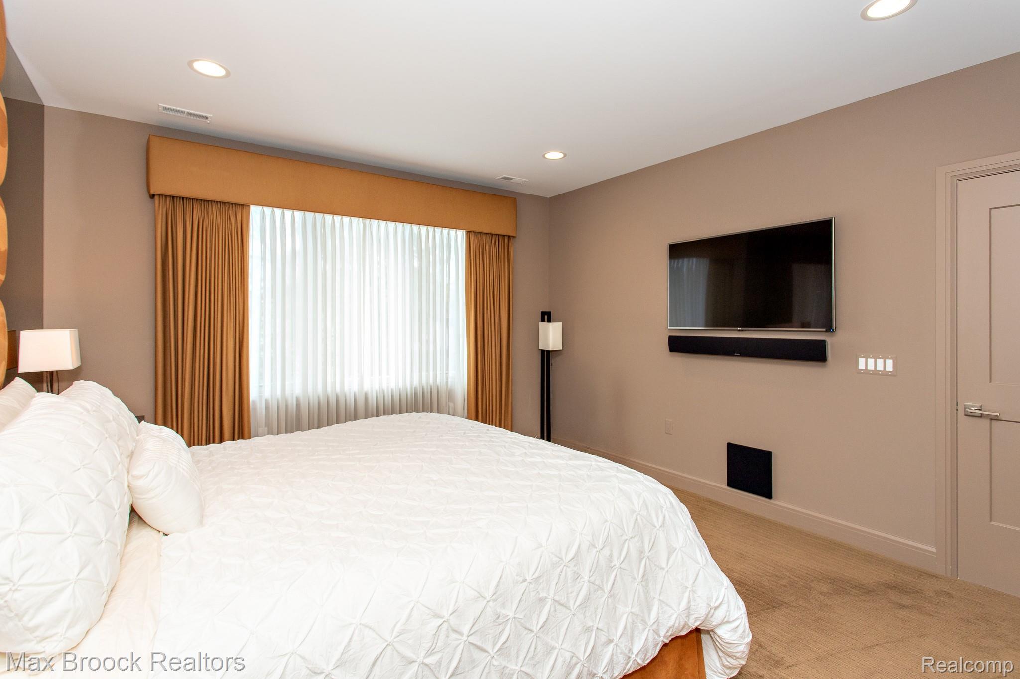 25925 York Road Royal Oak, MI 48067 - Photo 49 of 88 Bedroom with light colored carpet and recessed lighting