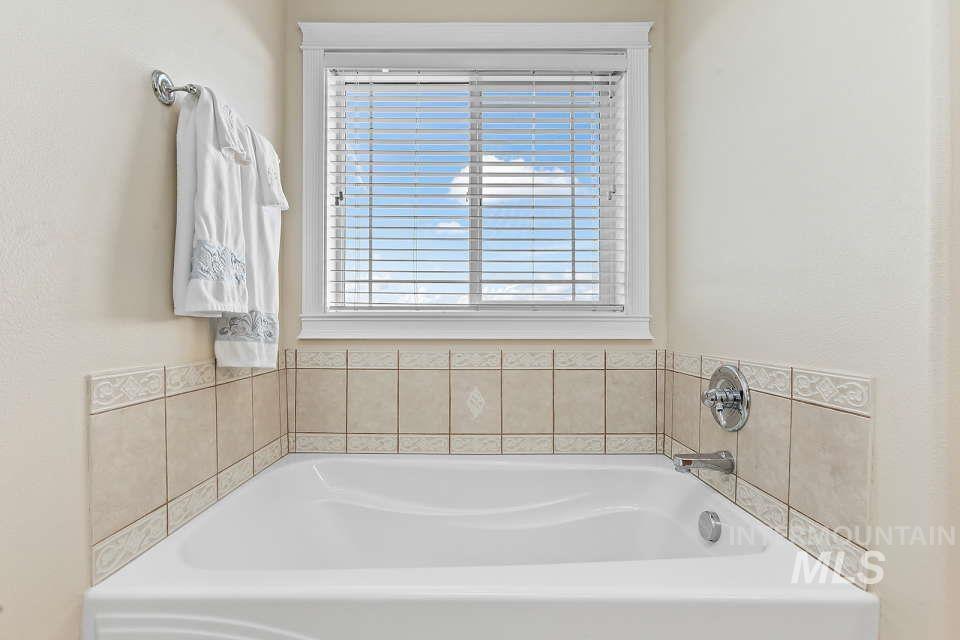 2924 27th Street Clarkston, WA 99403 - Photo 24 of 36 Bathroom with a garden tub