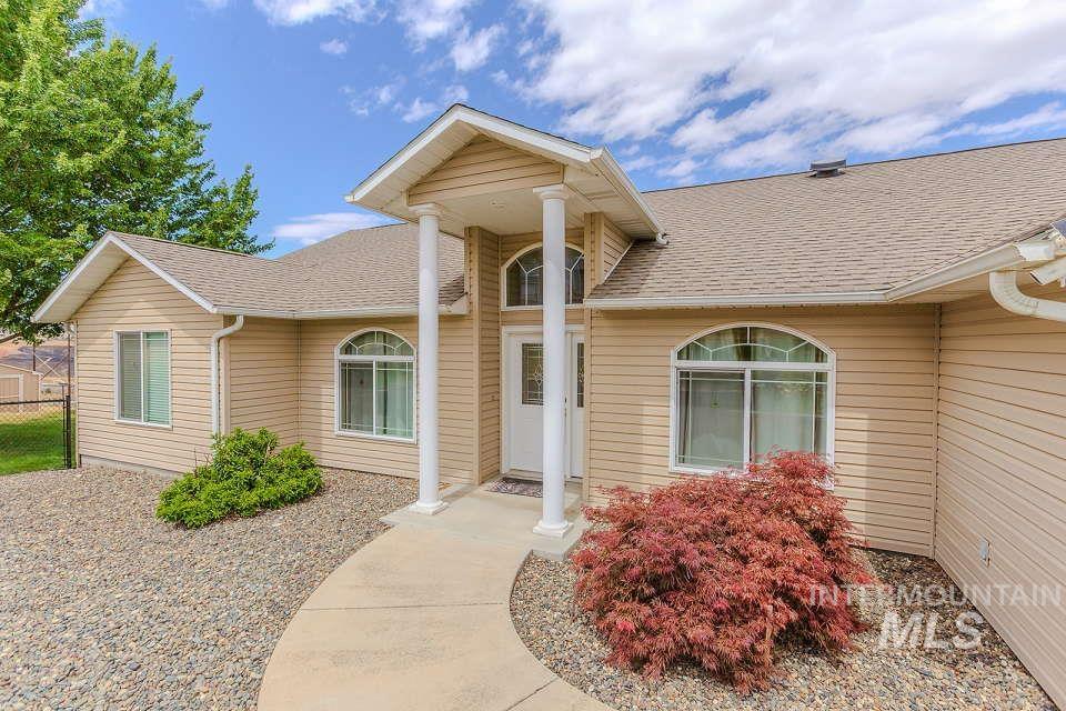 2924 27th Street Clarkston, WA 99403 - Photo 35 of 36 Property entrance with a shingled roof