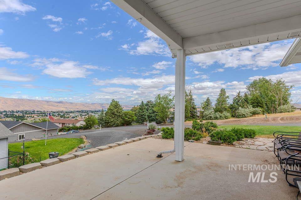 2924 27th Street Clarkston, WA 99403 - Photo 6 of 36 View of patio / terrace with a mountain view