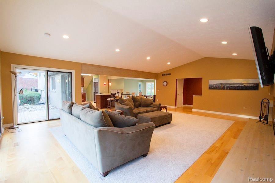 33705 Quaker Valley Road Farmington, MI 48331 - Photo 3 of 27 Great room with doorwall to patio