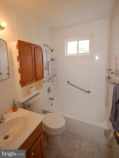 3913 Inner Circle Baltimore, MD 21225 - Photo 13 of 15 Upper level bath