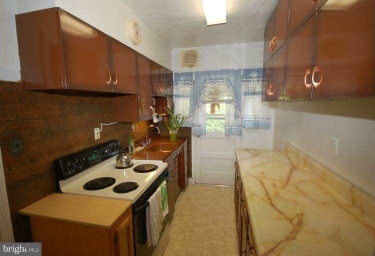 3913 Inner Circle Baltimore, MD 21225 - Photo 3 of 15 Kitchen opens to covered porch