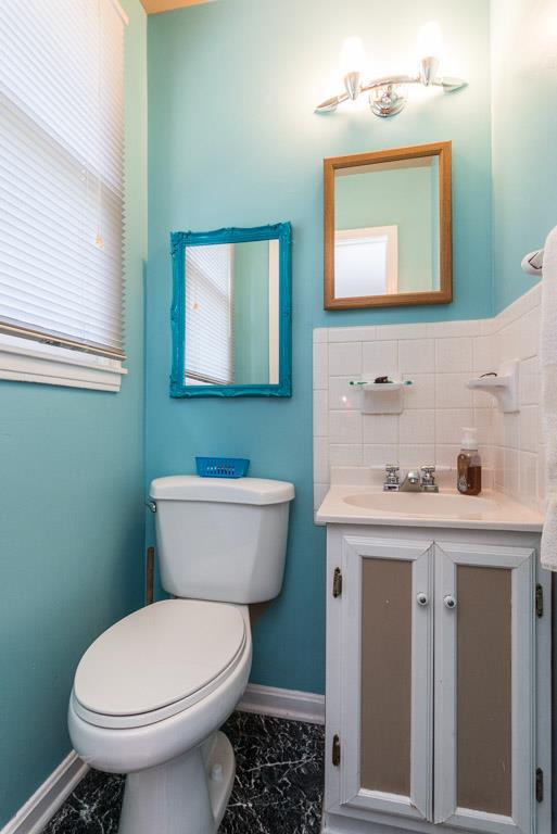 518 Rural Hill Road Nashville, TN 37217 - Photo 9 of 18 a bathroom with a toilet a sink and mirror