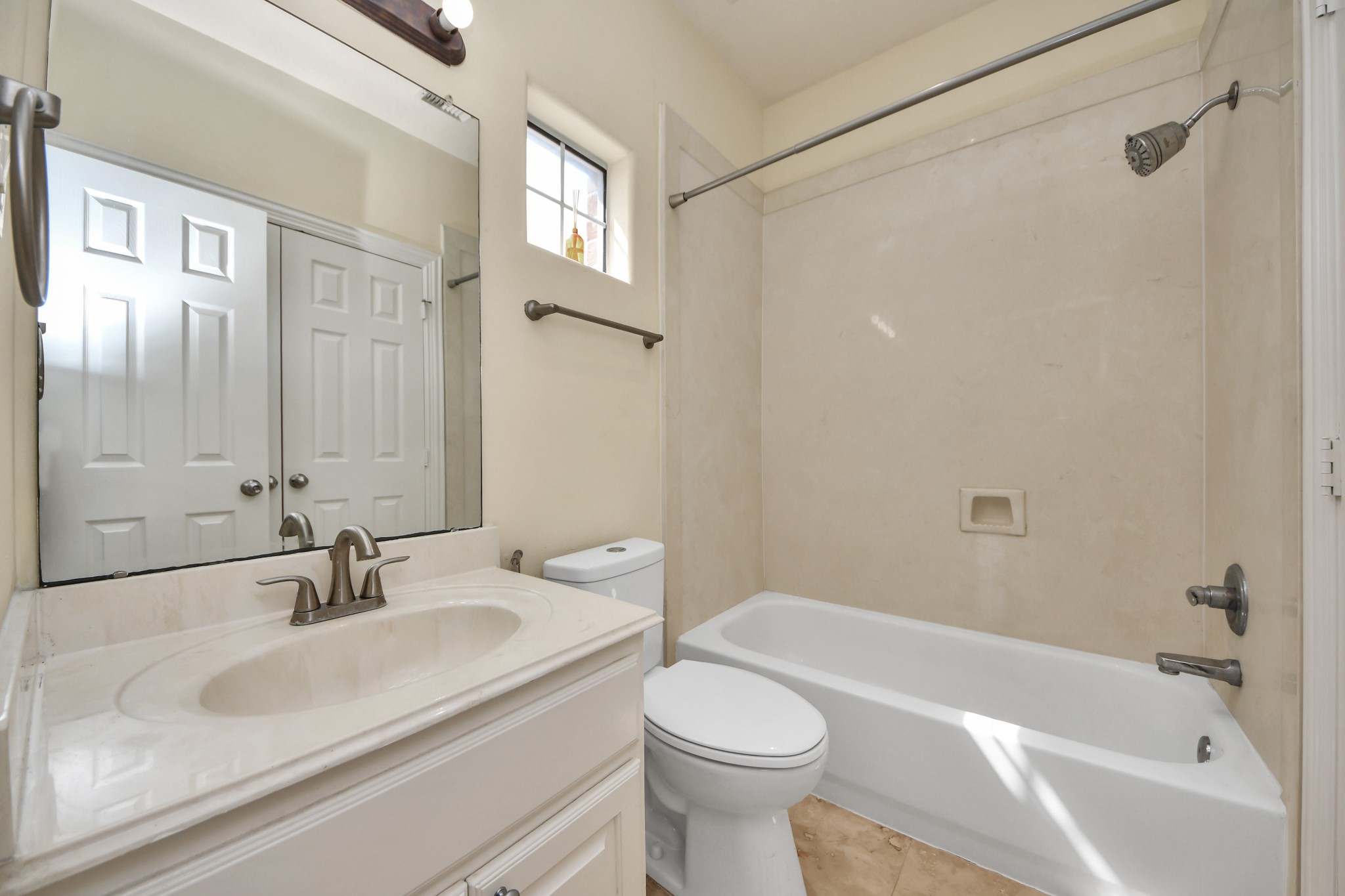 13038 Gentryside Court Houston, TX 77077 - Photo 13 of 20 Bright and fresh en suite