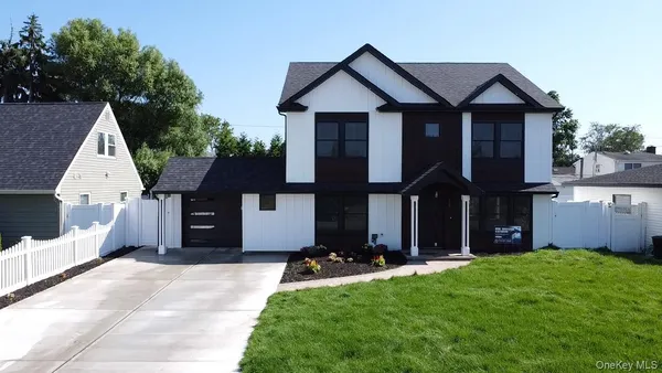 $1,299,999 | 26 Gleaner Lane, Levittown, NY 11756