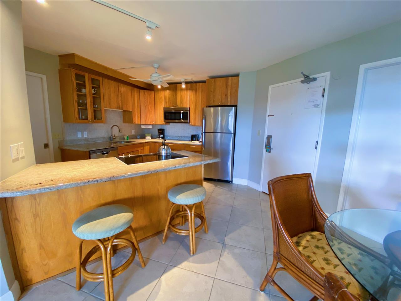 2575 South Kihei Road, Unit Q401/401A Kihei, HI 96753 - Photo 5 of 25 a room with furniture and a chair