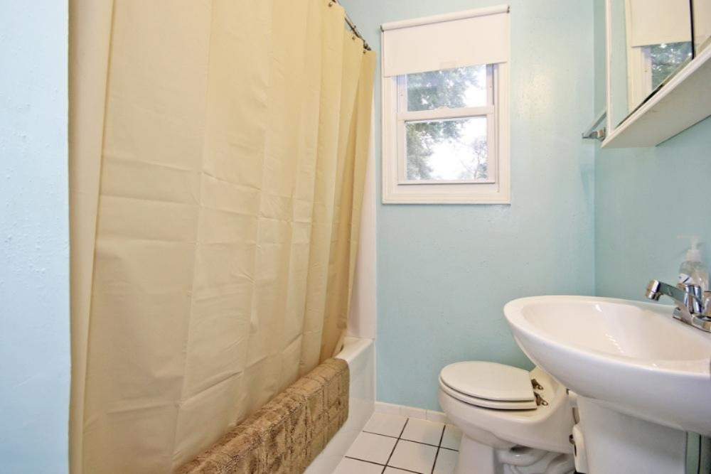 4112 Rivington Street Kalamazoo, MI 49008 - Photo 13 of 21 4112 Rivington-12