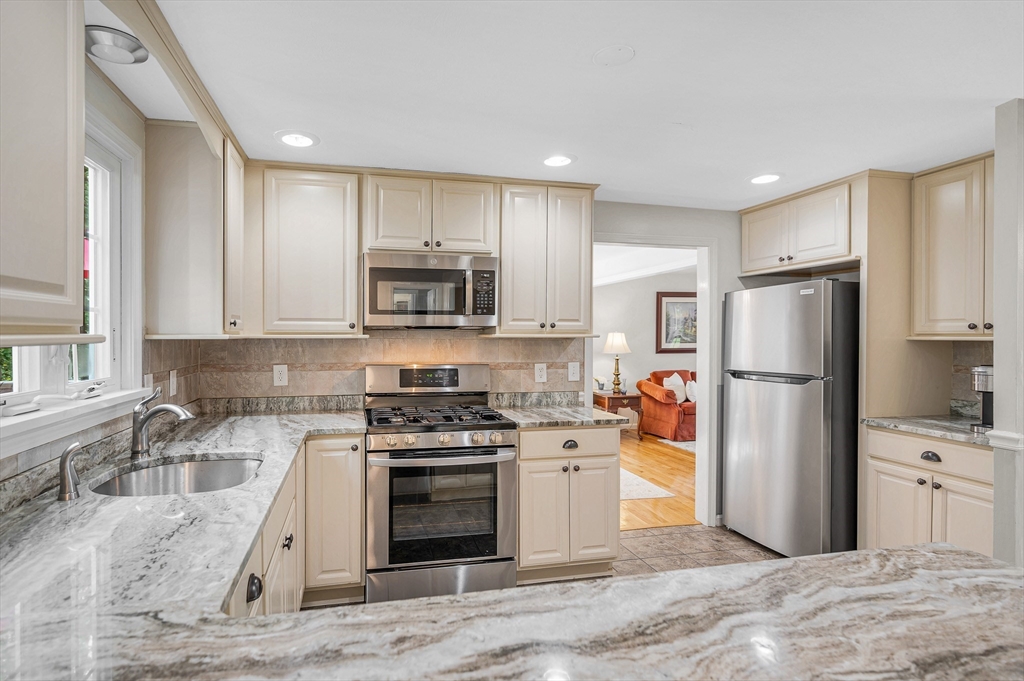 207 Trout Brook Road Dracut, MA 01826 - Photo 5 of 42